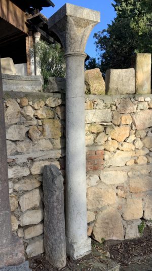 Colonne in marmo nembro bocciardato