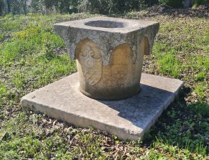 Pozzo in marmo con stemma e archetti