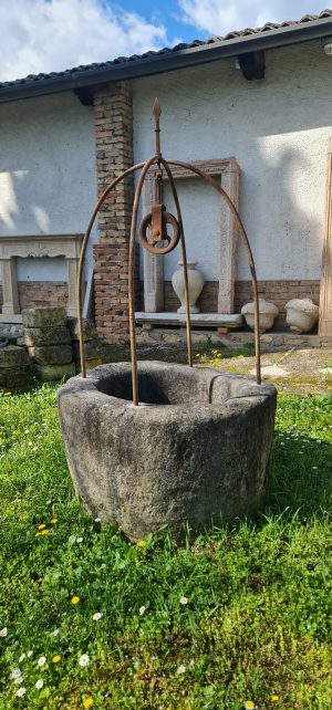 Pozzo in pietra con ferro e carrucola