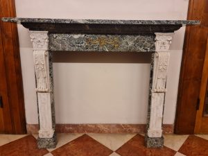 Camino Luigi XVI in marmo verde Alpi e marmo di Carrara