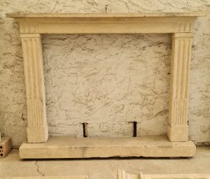 Camino in pietra gialla dell' inizio del 1800