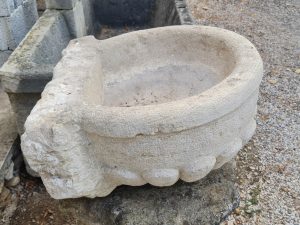 Fontanella con coste in marmo