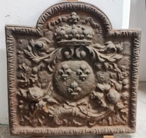 Piastra in ghisa da camino decorata con stemma con gigli