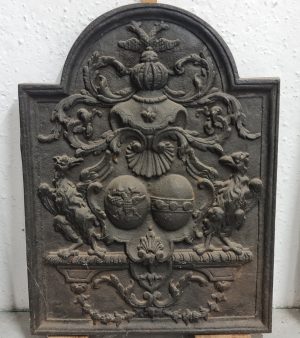 Piastra da camino in ghisa decorata con stemma e grifoni