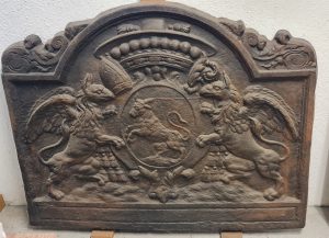 Fondale in ghisa per camino decorato con stemma e due grifoni