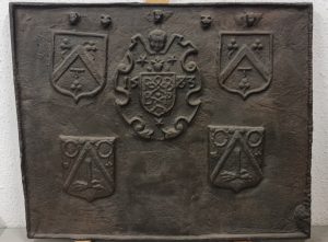 Piastra in ghisa da camino di grandi dimensioni decorata con stemmi