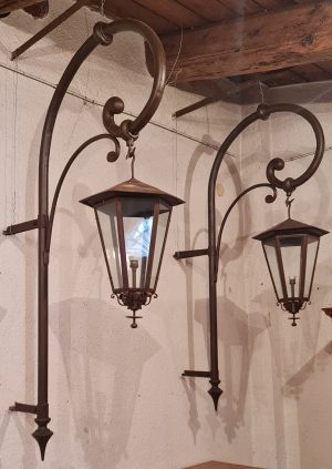 Lanterne con bracci in ferro