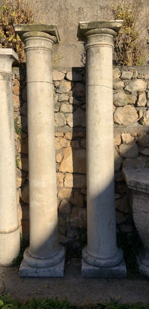 Colonne antiche in marmo bianco bocciardato