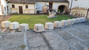 Sedici basi antiche in marmo
