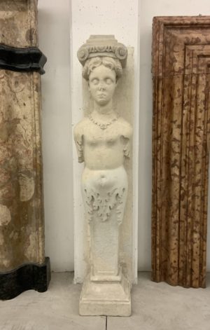 Statue antiche in pietra (Coppia di Cariatidi)