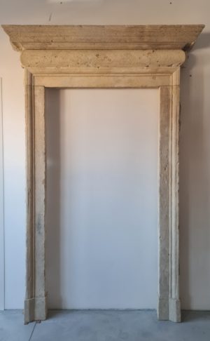Portale antico in pietra