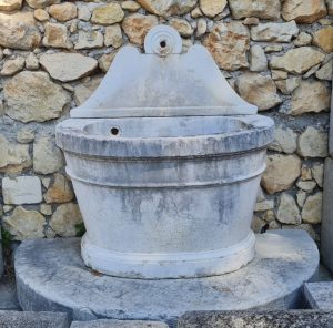 Fontana antica in marmo botticino