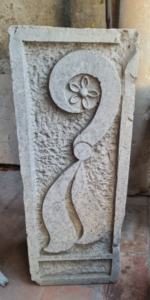 Fregio antico in marmo bianco