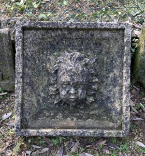 Mascherone in pietra per fontana