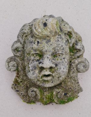 Mascherone in pietra a forma di putto per fontana