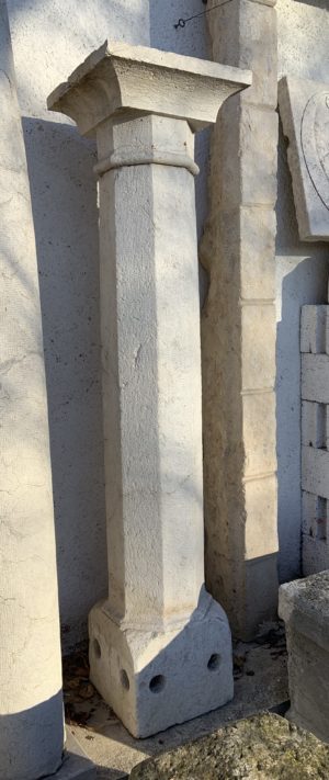 Colonna in marmo bocciardato