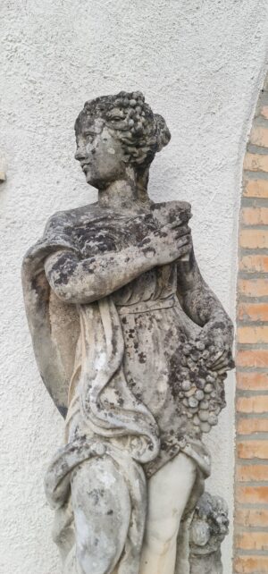 Statua antica in pietra raffigurante Bacco