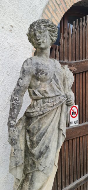 Statua antica in pietra