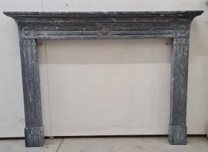 Camino antico in marmo grigio