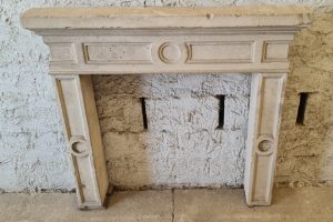 Camino antico in pietra con decori