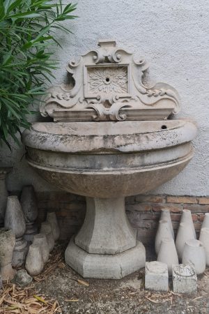 Fontana in marmo botticino