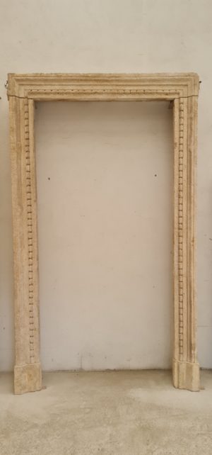 Portale in pietra gialla sagomato e decorato del 1700
