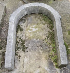 Portale ad arco in marmo bianco