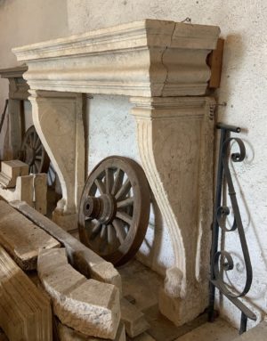 Camino in pietra antico del '600