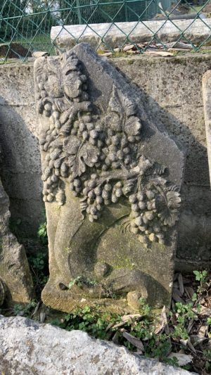Cornucopia con tralci d'uva in pietra