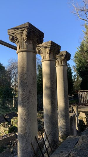 Colonne in pietra gialla