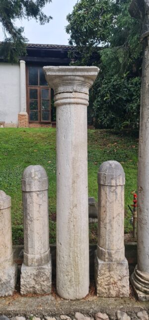 Colonna antica in marmo con anello per legare i cavalli