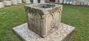Pozzo in pietra antico con stemmi e rosoni