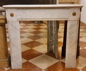 Camino Deco' in marmo bianco di Carrara
