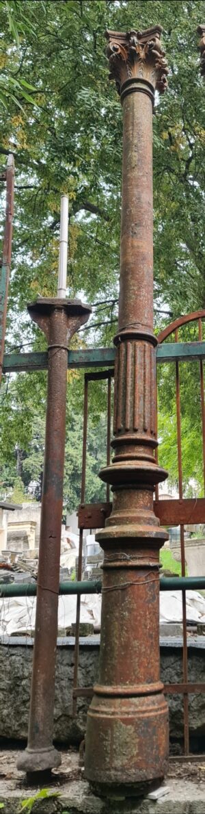 Colonna in ghisa liberty con capitello corinzio