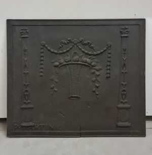 Piastra in ghisa per camino sagomata e decorata