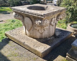 Pozzo veneziano in marmo con stemma, rosoni e foglie d'acanto