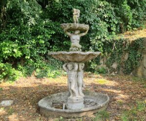 Fontana a cascata con due bacili in pietra