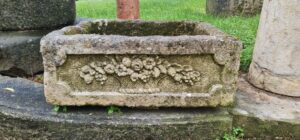 Vaschetta antica con decori floreali in pietra